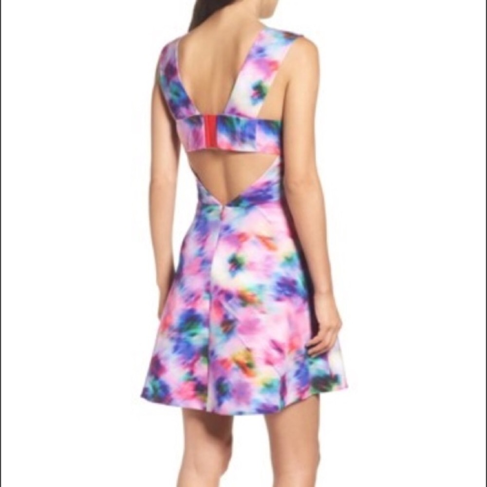 Beautiful Bright Dress with Cutout Back • Size S - Picture 7 of 7